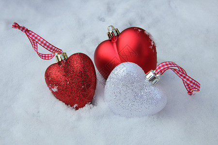 雪中红色和白色的心饰 假期 浪漫 心形 闪亮的 玩具背景图片
