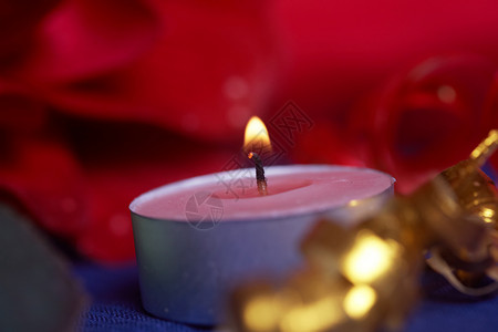 燃烧蜡烛 节日 火 玫瑰 红色的 黄色的 休息背景图片
