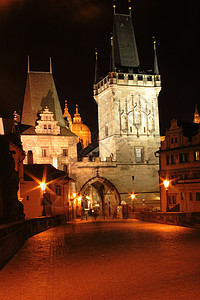哈拉坎尼布拉格在夜间背景