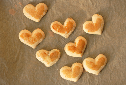 心脏曲心饼干 假期 食物 香料 烤的 棕色的背景图片