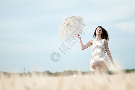 野外带雨伞的可怜女人 植物群 草地 女孩 裙子 胆小图片