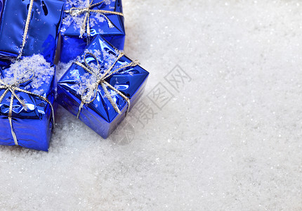 雪中圣诞礼物 雪花 蓝色的 冬天 展示 白色的 圣诞节装饰 可用空间背景图片