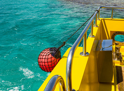 潜水科苏梅尔部分装有红浮标的渔船 指导 礁 浮力 网 双体船背景