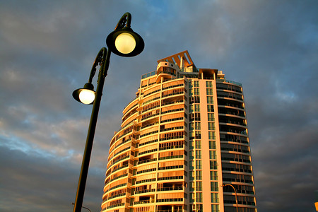 公寓楼和街灯背景图片