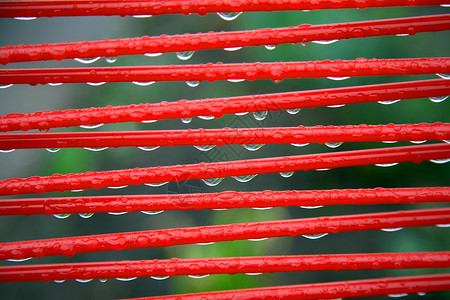 红色的夏季椅子的一部分带雨滴背景图片