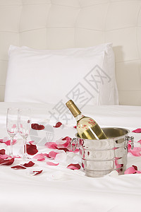 带有大床和红花的旅馆客房 房间 玫瑰 庆祝 爱背景图片
