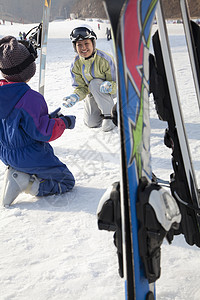 使用滑雪度假村的滑雪工具微笑家庭 滚雪球 旅游背景图片