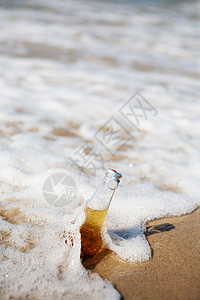 啤酒波浪海里的啤酒 海中的啤酒 海滨 酒精 假期 玻璃 岛背景