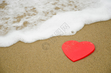 海滩上的心脏形状 浪漫的 自然 水 红色的 爱 海洋背景图片