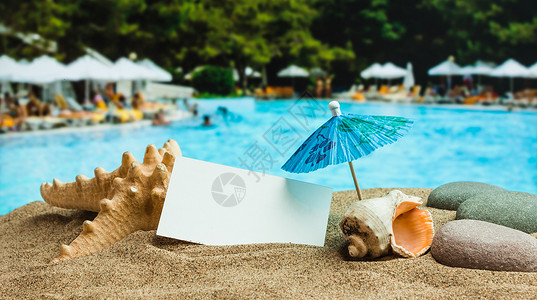 沙滩上的伞 石头 商业 岛 海 卡片 贝壳背景图片