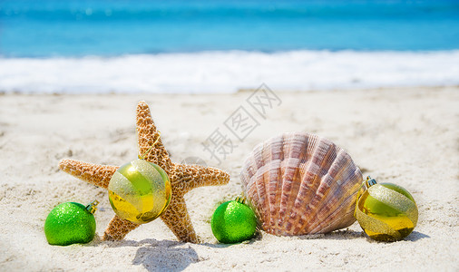 带圣诞球的海星和海壳   假日概念 假期背景图片
