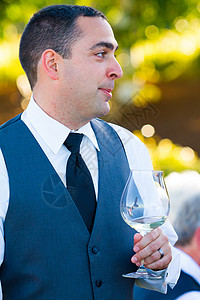 敬酒期间的Groom 幸福 庆祝 婚宴 户外的 喝背景图片