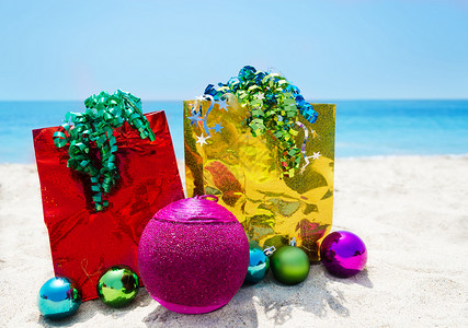 带圣诞球的礼品袋   假日概念 圣诞舞会 圣诞节背景图片