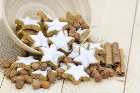 典型的圣诞节肉桂明星饼干 坚果和肉桂棒 冬天背景图片