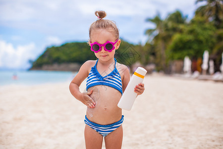 穿泳衣的可爱小女孩自己擦防晒霜 旅行 水 健康高清图片