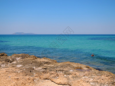莱楚加在马萨拉海中游泳背景