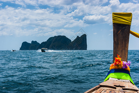 海上船只与泰国岩石对撞 云 岛 运输 夏天 宁静背景