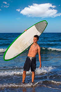 少年冲浪员在海滩上架着冲浪板 快乐的 爱好 波浪背景图片