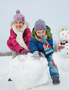 小孩做雪人 冬天 男生 孩子 外套 滚雪球 乐趣 美丽背景图片