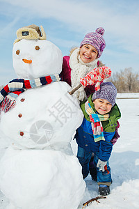 小孩做雪人 寒冷的 青年 美丽 滚雪球 微笑 女孩 可爱的 幸福背景图片