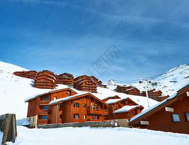 雪纷飞山区滑雪度假胜山地 自然 欧洲 蓝色的 小屋 木头背景