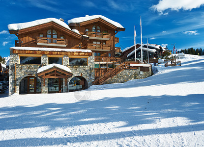 雪纷飞山区滑雪度假胜山地 场景 寒冷的 小屋 酒店 蓝色的 小木屋背景