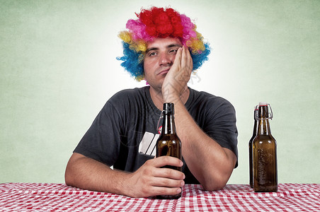 醉男人 瓶子 睡眠 桌子 悲伤 啤酒杯 酒吧 酒精 滥用酒精 沮丧图片