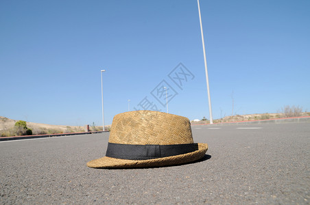 帽子在路上图片