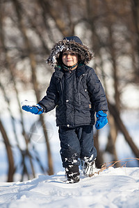 玩雪的可爱男孩 有趣的 健康 乐趣 男生 美丽的 滚雪球背景图片