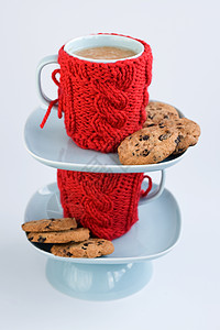两个蓝色杯子在编织的封面和巧克力饼干中 厨房背景图片