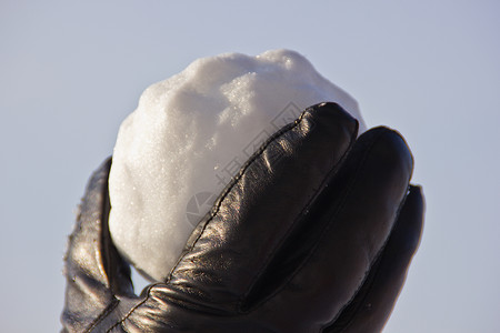 庆祝冬季与第一次打雪球的决斗高清图片