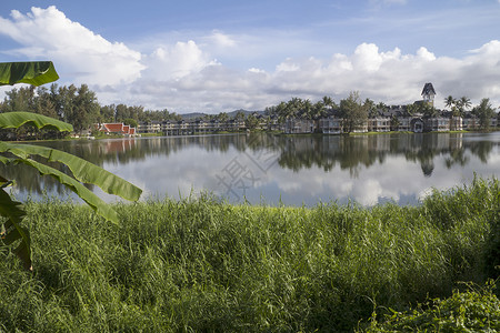 湖景和旅馆背景图片