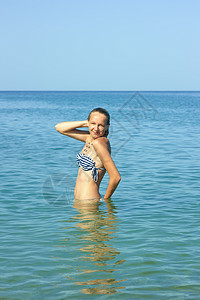 齐腰深的水身在海水中腰部深处的少女青少年背景