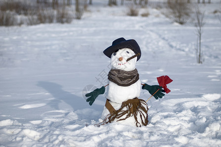 雪人 天空 微笑 场景 滚雪球 幸福 雪花 假期 围巾 蓝色的背景图片
