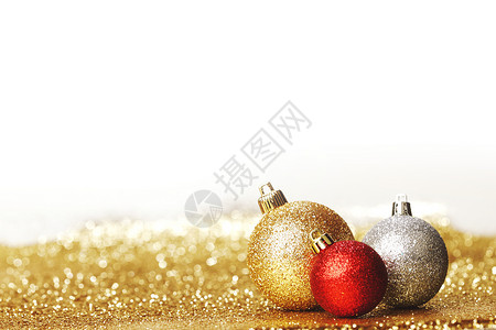 圣诞球 闪亮的 玩具 黄色的 红色的 金的 喜庆的 白色的 庆典背景图片