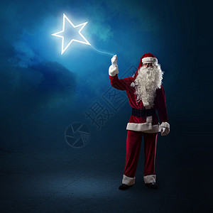 圣诞老人正拿着一颗闪亮的星星 圣诞节 乐趣 魔法背景图片