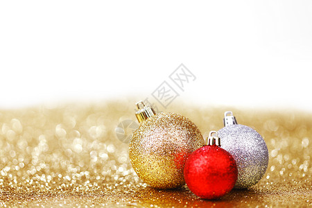红色闪光圣诞球圣诞球 玩具 闪亮的 金子 黄色的 红色的 圣诞节背景