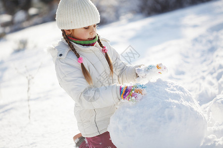 冬季儿童 雪人 户外 乐趣 孩子 季节 衣服 寒冷的 雪图片