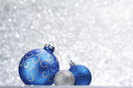 圣诞卡 闪亮的 球 圣诞节 假期 树球 卡片 白色的背景图片