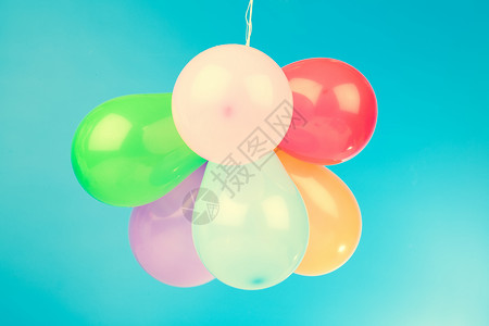 蓝色背景的彩色气球背景图片