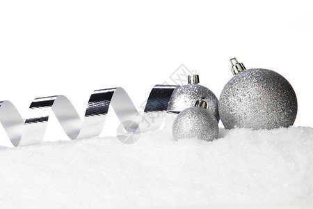 圣诞球 冬天 丝带 玩具 卡片 闪亮的 雪 假期背景图片
