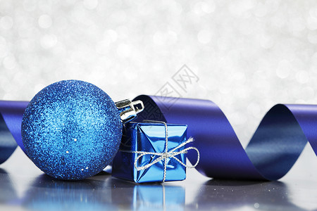 圣诞卡 白色的 蓝色的 闪亮的 球 庆典 丝带 火花 闪光背景图片