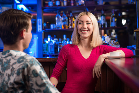 酒吧一位好女人的肖像 夜店 餐厅 喝 桌子 快乐图片