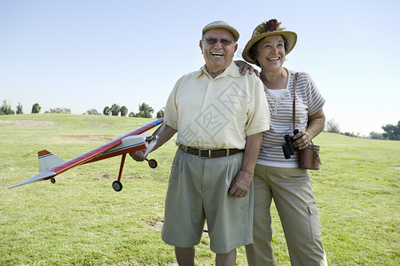 战地飞机高龄夫妇站在机型飞机的战地男子面前背景