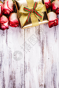 礼物盒和玫瑰花束 桌子 天 假期 木制的 爱背景图片