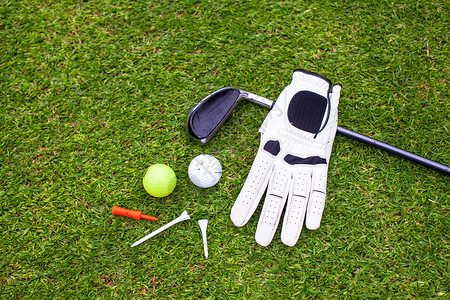 绿色草上的高尔夫高尔夫设备 高尔夫球场 齿轮 服饰图片