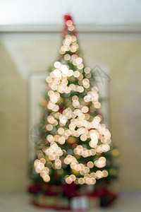 圣诞树以Bokeh灯光为焦点背景图片