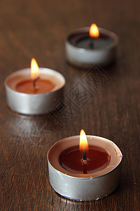 三根棕色调的蜡烛 假期 棕色的 圣礼 浪漫 爱背景图片