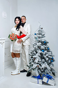 情侣和圣诞节 可爱的 树 恋情 亲热 男人 铭文 庆典背景图片