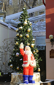 圣诞老人站站在圣诞树附近背景图片